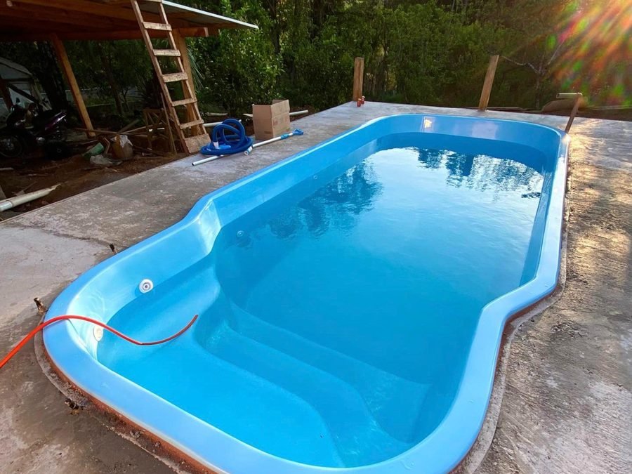 Piscina de fibra recém-instalada