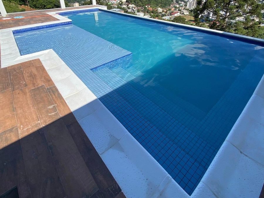 Piscina com borda infinita