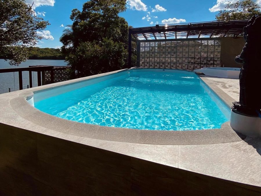 Piscina de fibra à beira do lago