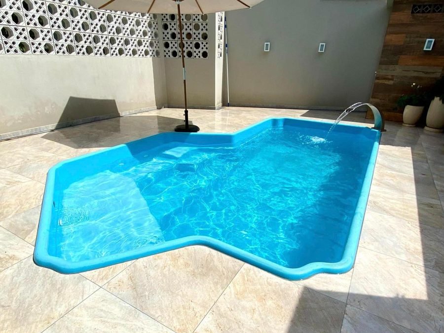 Piscina de fibra em pátio