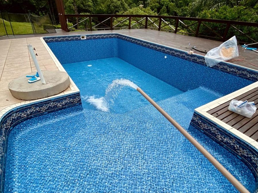 Piscina de vinil e tela armada